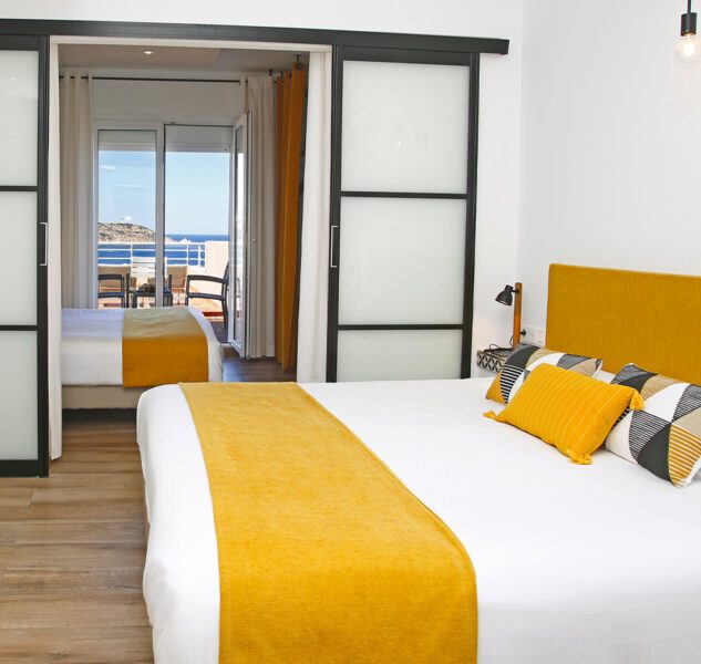 chambre-quadruple-panorama-avec-balcon-et-vue-mer-nos-chambres-saint-erasme