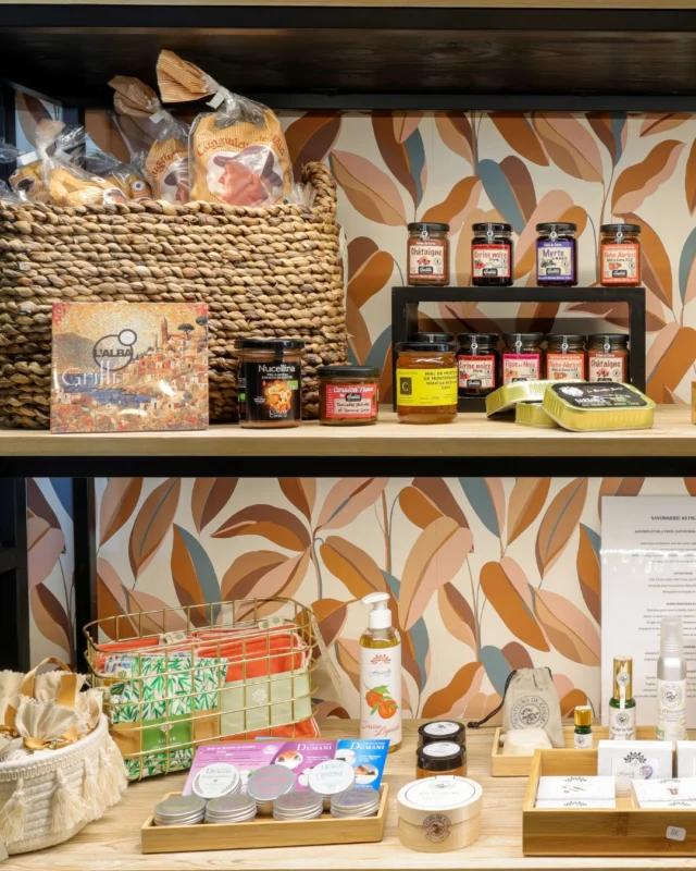 🐝 Pourquoi ne pas ramener un peu de Calvi chez vous ?
Le miel qui a réveillé vos papilles au petit-déj, ou notre gel douche aux huiles essentielles corses — une petite escapade olfactive garantie à la maison. 🚿✨

Depuis 2021, notre boutique éco-responsable met à l’honneur les trésors locaux : cosmétiques, textiles, gourmandises... tout droit venus de notre île, avec amour et respect. 🌞

Parce qu’ici, on aime les belles choses, mais surtout celles qui font du bien à la planète 🌿
.
.
.
.
.
.
🧑‍💻 www.hotel-st-erasme.com
☎️ 04 95 65 04 50
📩 info@hotel-st-erasme.com
📍 Route d’Ajaccio 20260 CALVI
©️ Olivier et Luis Sanchez
@crystalpicturesagency

Visit Calvi • Beautiful Destinations • Things to Do in Corsica • European Summer • Corsica Recommendations • Places to Visit in Calvi • Summer in Corsica
.
#HotelLeStErasme #lesainterasme #hotelcalvi #hotelcorse #calvi #visitcorsica #CorsicanLife #ecolabel #ecolabeleuropéen #hotelecofriendly #ecofriendly