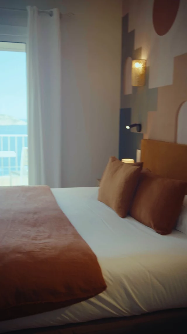 308 raisons d’y rester. 🧡
Vue mer, lumière douce, couleurs vibrantes — la chambre 308 du Saint Erasme est une bulle suspendue entre ciel et mer. 🌊

Un espace pensé pour se poser, respirer, profiter.

Envie de la découvrir ?
.
.
.
.
.
.
🧑‍💻 www.hotel-st-erasme.com
☎️ 04 95 65 04 50
📩 info@hotel-st-erasme.com
📍 Route d’Ajaccio 20260 CALVI
©️ Olivier et Luis Sanchez
@crystalpicturesagency

Visit Calvi • Beautiful Destinations • Things to Do in Corsica • European Summer • Corsica Recommendations • Places to Visit in Calvi • Summer in Corsica
.
#HotelLeStErasme #lesainterasme #hotelcalvi #hotelcorse #calvi #visitcorsica #CorsicanLife #ecolabel #ecolabeleuropéen #hotelecofriendly #ecofriendly